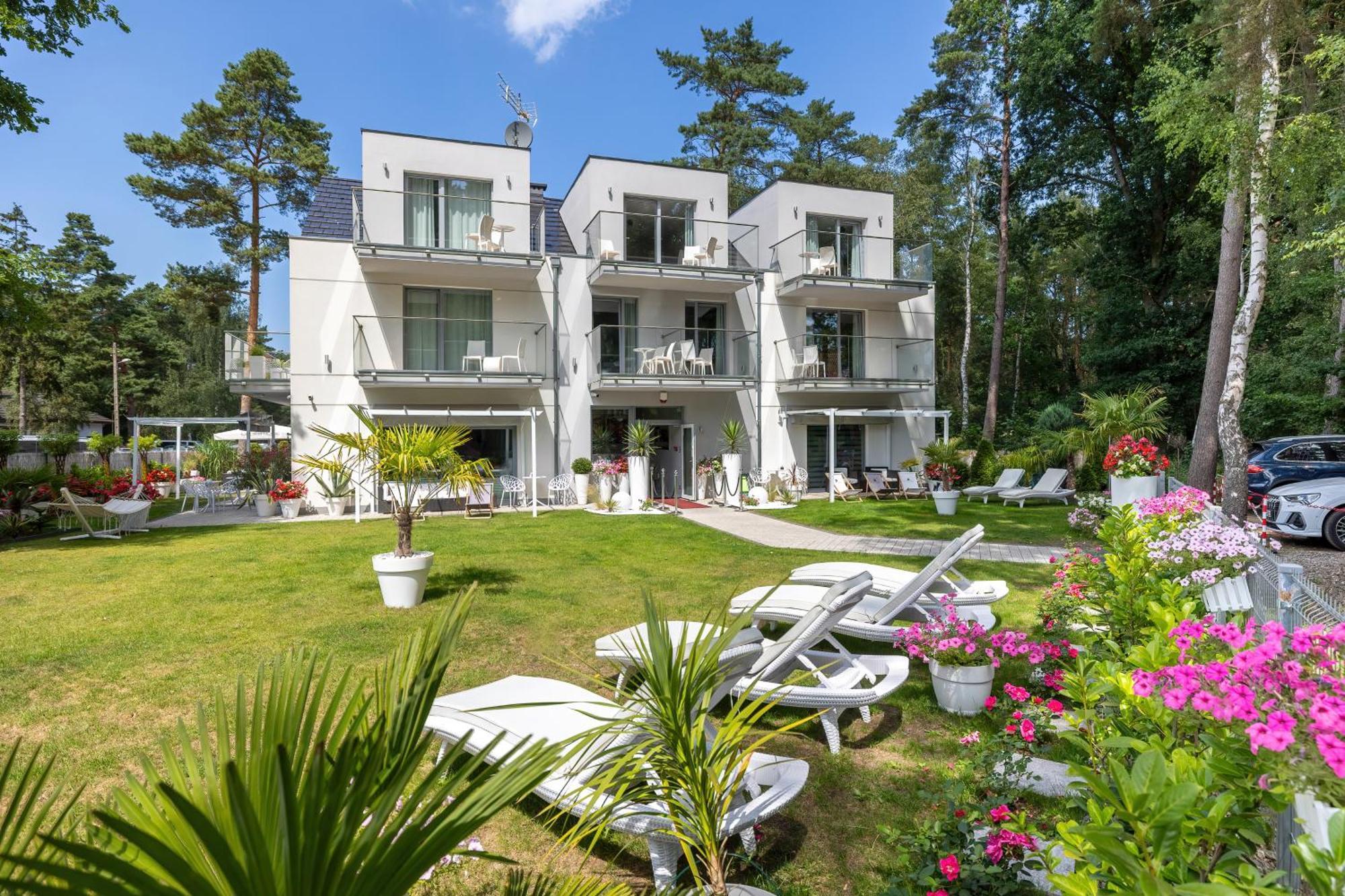 Majestique Hotel Поберово Екстериор снимка