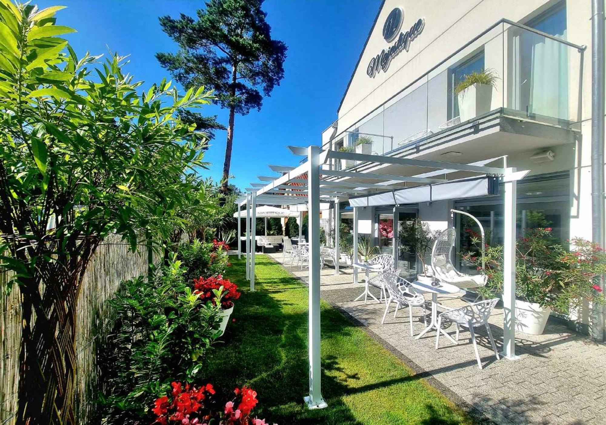 Majestique Hotel Поберово Екстериор снимка